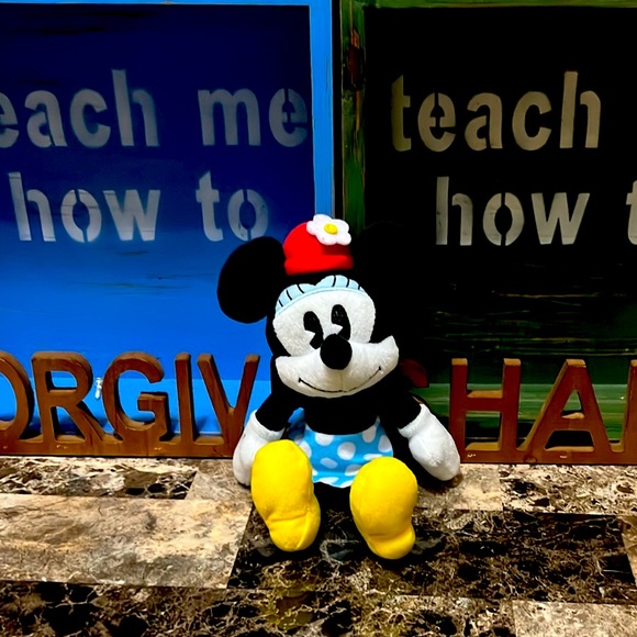 MINNIE MOUSE 8” PLUSH TOY EUC - Picture 3 of 6